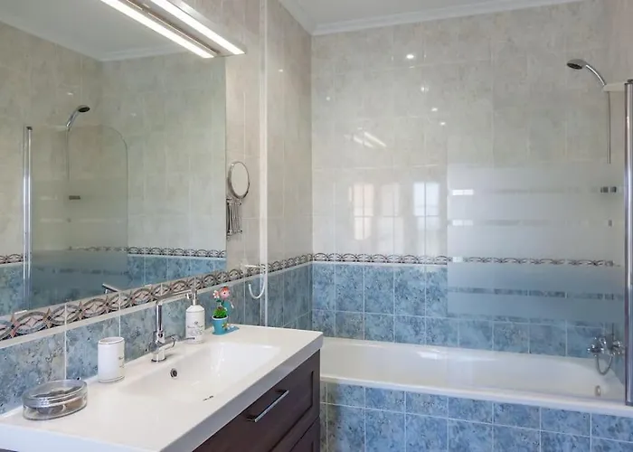 Junto A Playa De * Suances